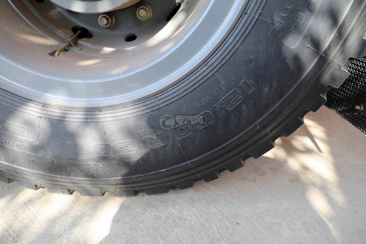 重汽豪沃TX前四后八国六27.08方清洗吸污车轮胎细节