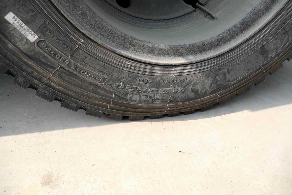 东风福瑞卡F7国六7.38方吸污车轮胎细节