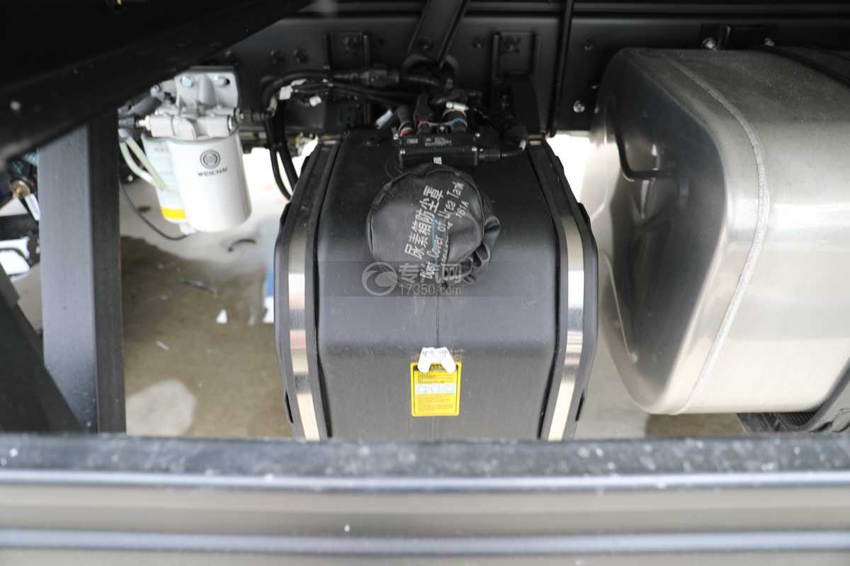 重汽豪沃悍将L3W国六5.64米冷藏车尿素罐