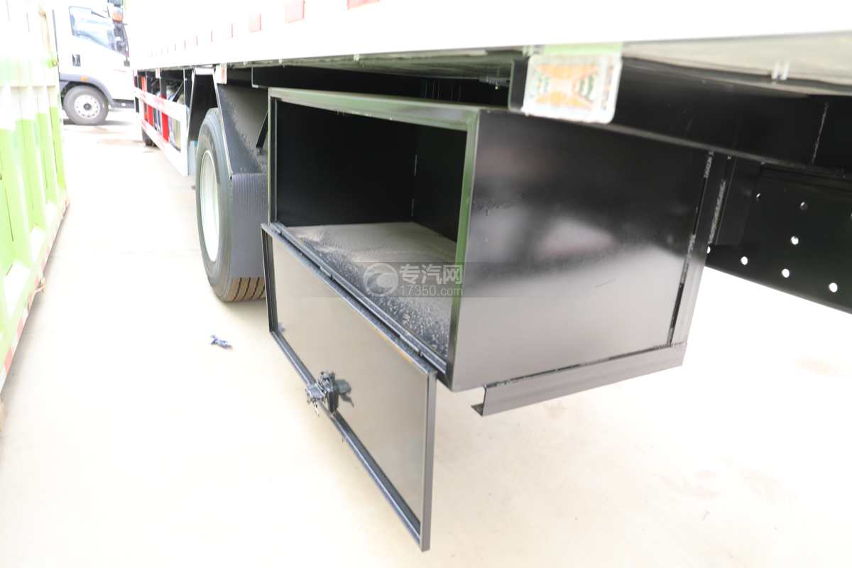 重汽汕德卡G5国六6.8米冷藏车工具箱