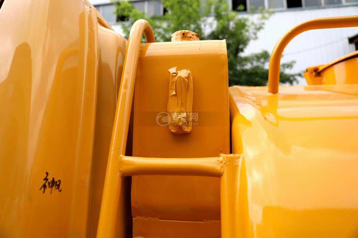 东风途逸国六2.32方清洗吸污车(黄色)液压油箱