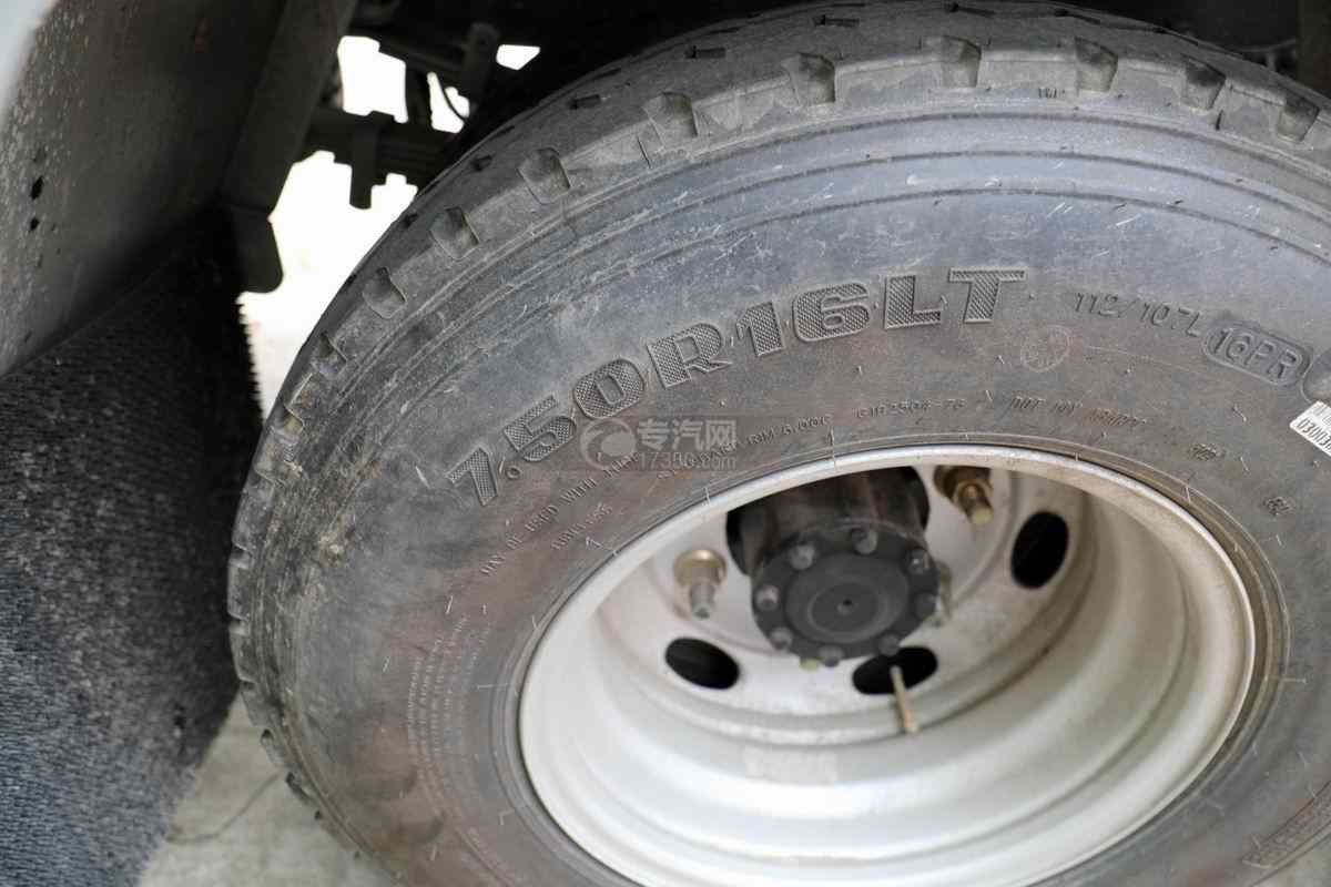 重汽豪沃悍將國六5.9方運油車輪胎細節