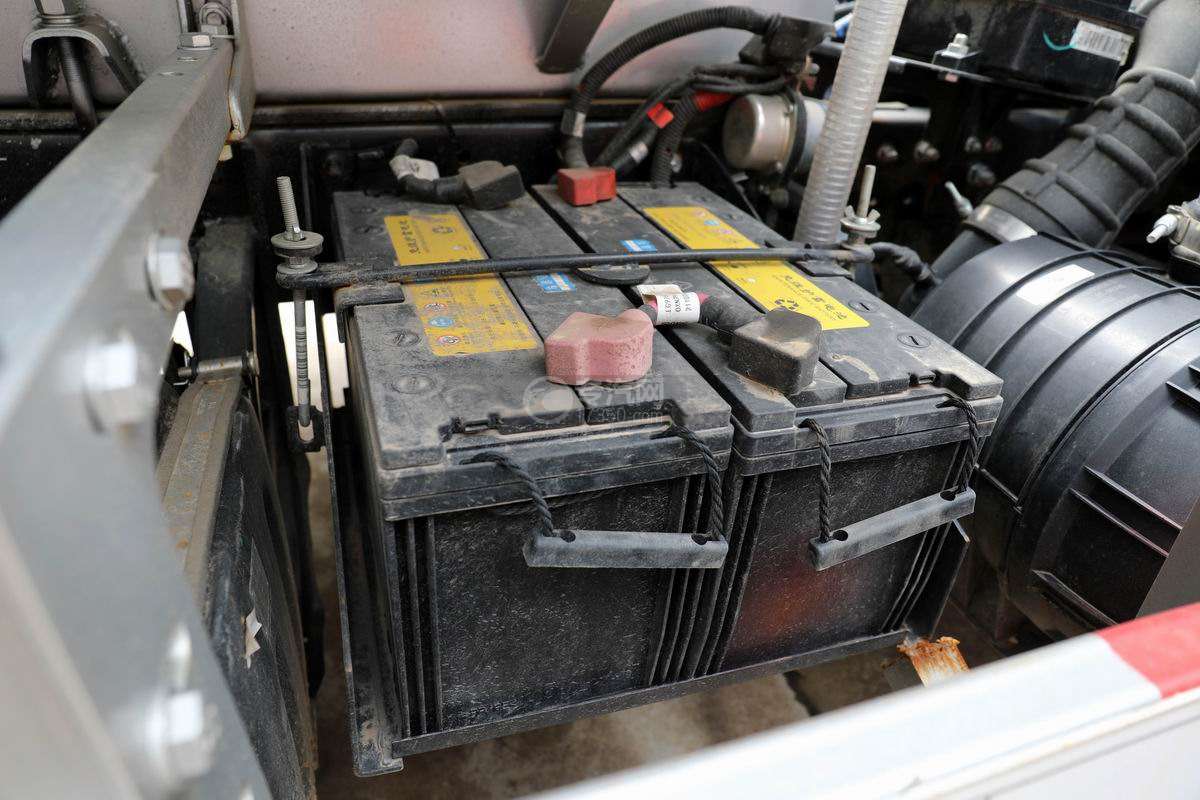 重汽豪沃悍将国六5.9方运油车蓄电池