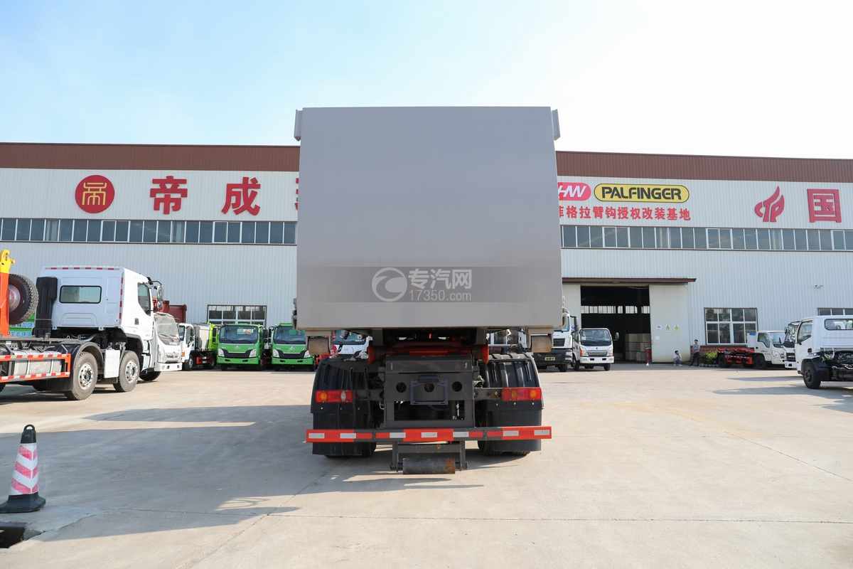 东风天锦VR国六车厢可卸式垃圾车正后方图