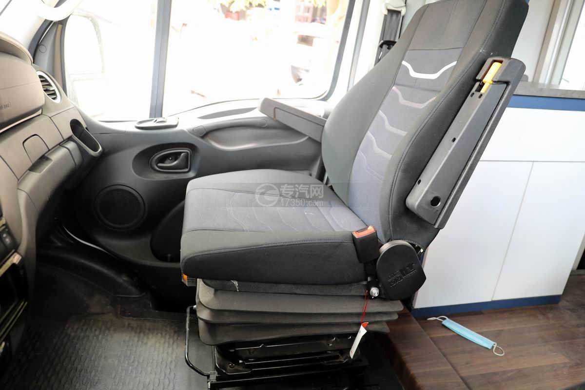依维柯国六C型房车(白色)副驾驶座椅