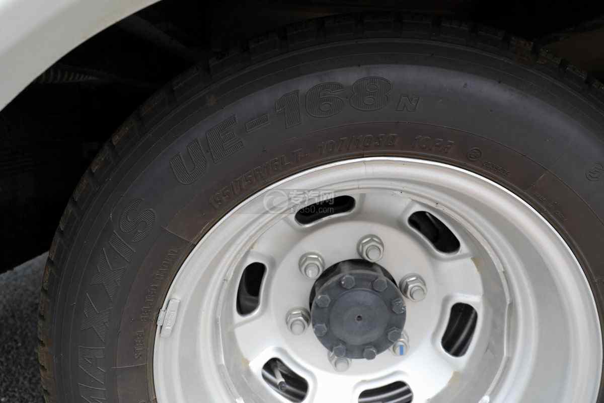 依维柯国六C型房车(白色)轮胎细节