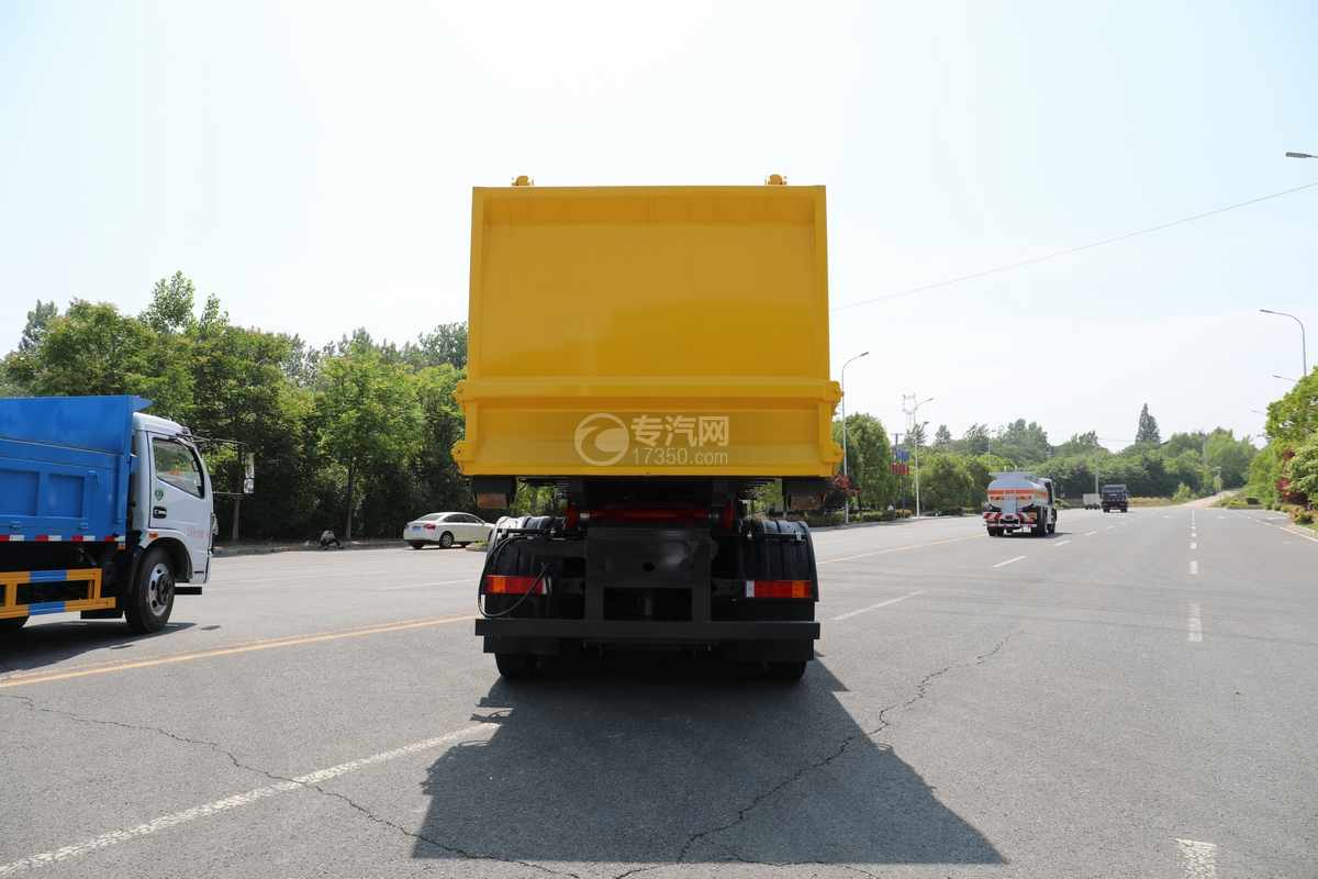 东风天龙KL国六后双桥勾臂式垃圾车正后方图