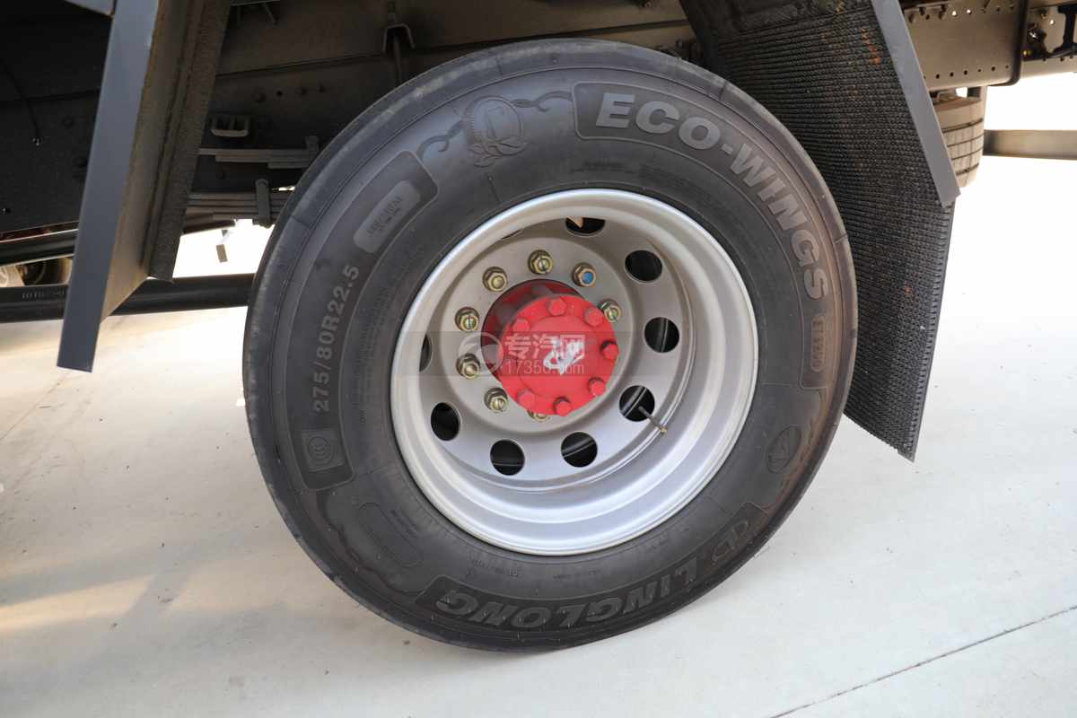 东风多利卡D9K高顶国六6.6米冷藏车轮胎
