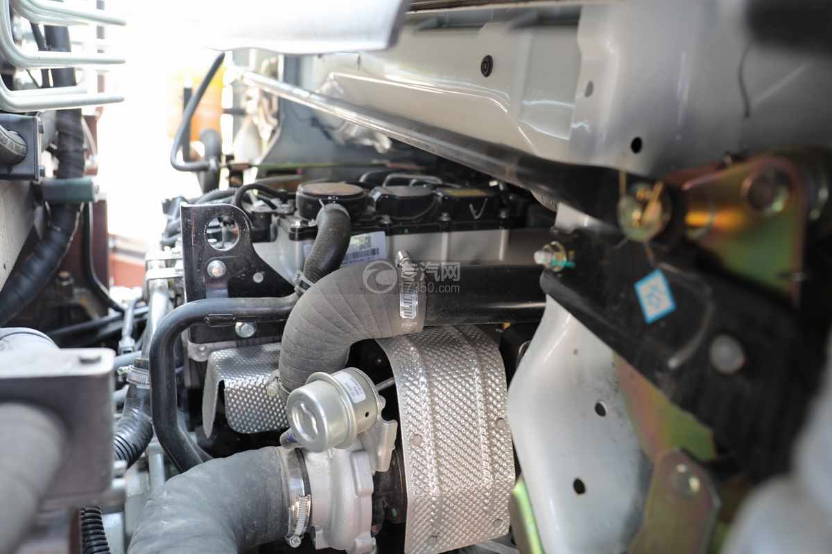奥驰V2国六压缩式垃圾车发动机