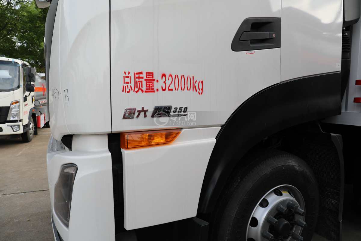东风天龙KL前四后八国六9.5米杂项危险物品厢式运输车门标识