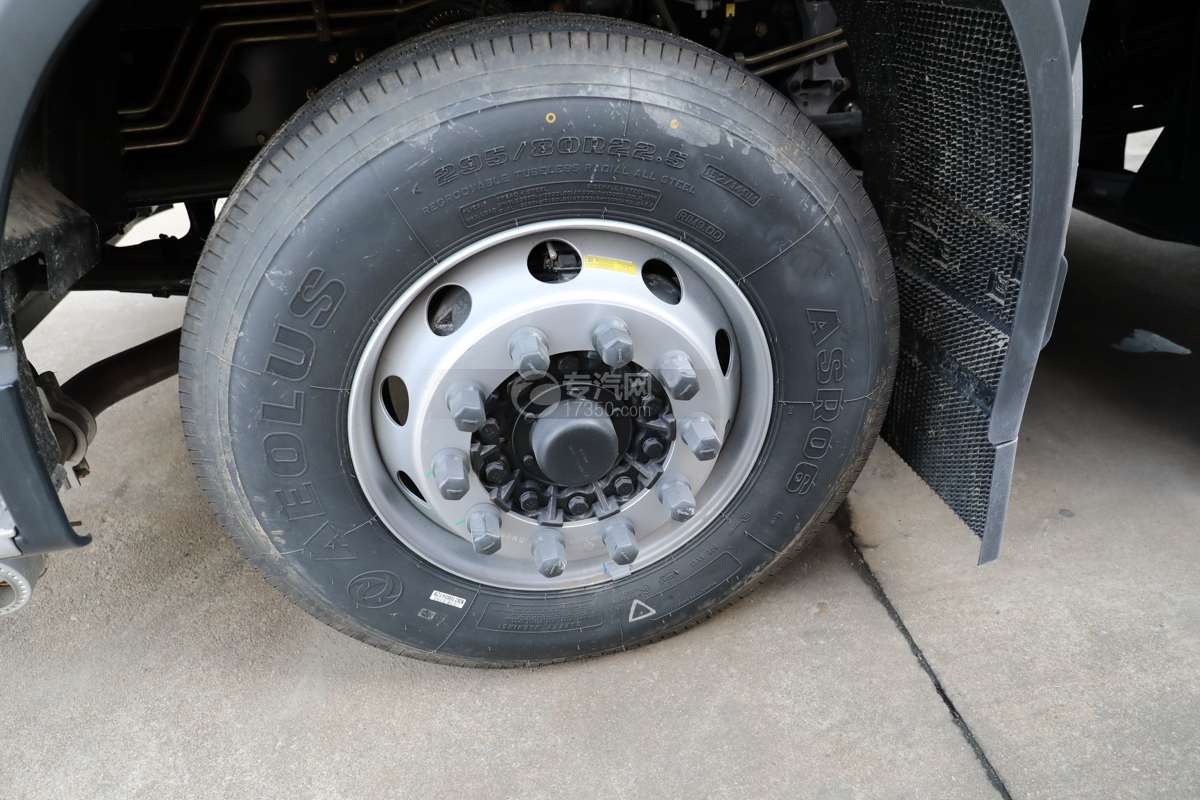 东风天龙KL前四后八国六9.5米杂项危险物品厢式运输车轮胎