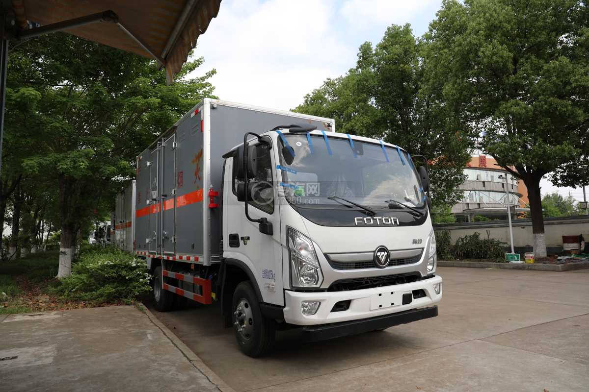 福田奥铃速运国六4.1米杂项危险物品厢式运输车右前图