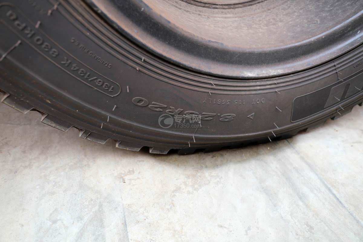 东风福瑞卡F7国六7.5方清洗吸污车轮胎细节