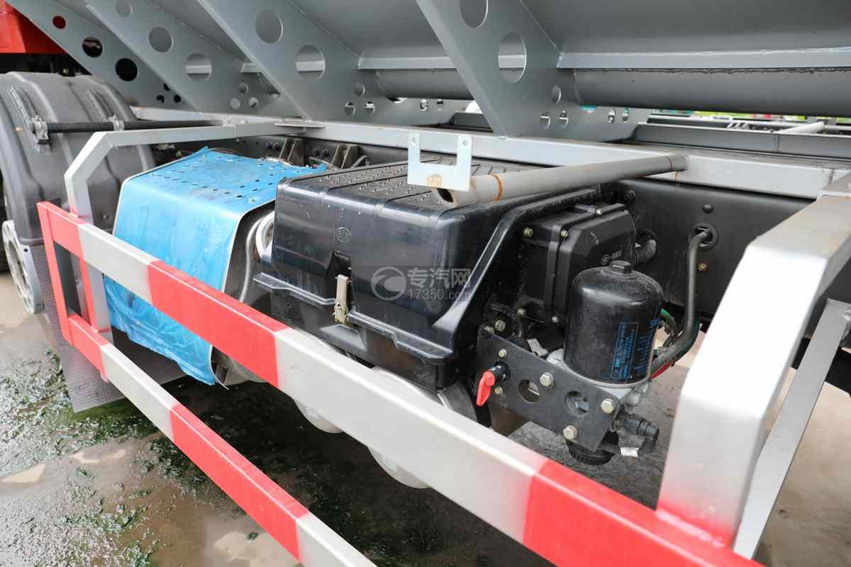 解放J6L小三軸國六散裝飼料運輸車蓄電池、儲氣罐