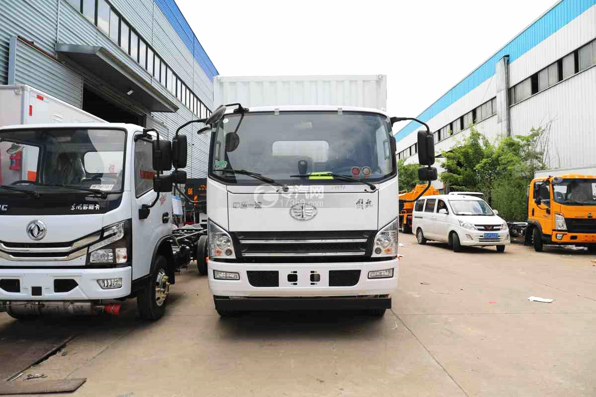 解放虎VR国六5.2米易燃液体厢式运输车车前图