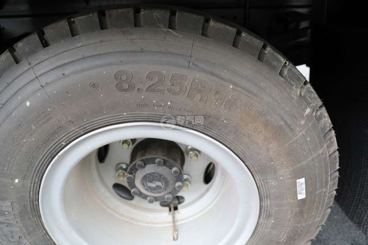 陕汽轩德X9单桥国六密闭式桶装垃圾运输车轮胎规格