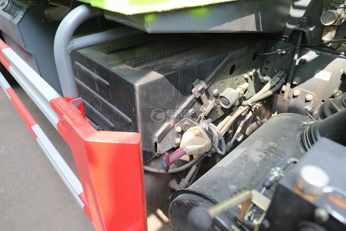 东风天锦国六压缩式垃圾车蓄电池