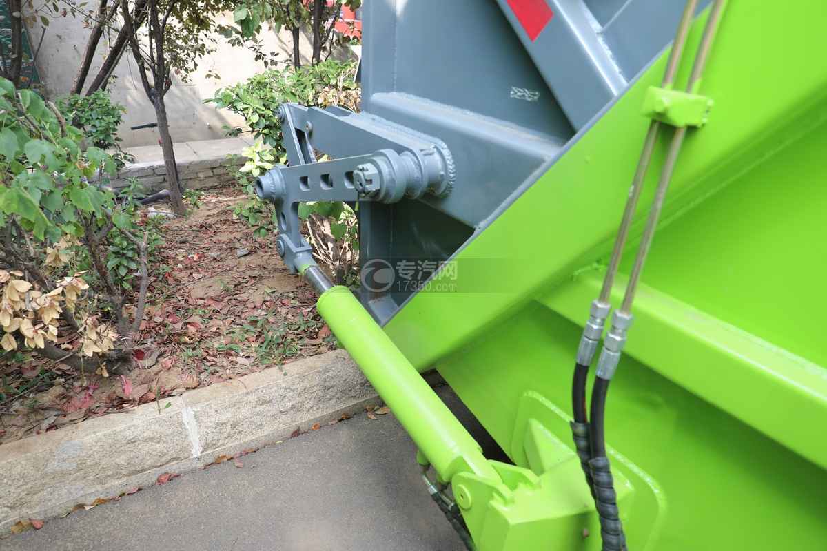 东风天锦国六压缩式垃圾车挂桶翻转架