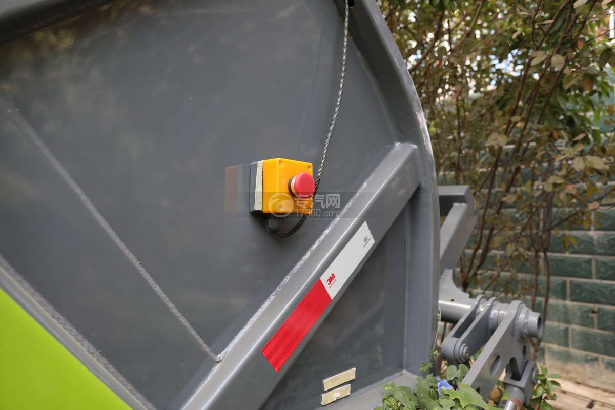陕汽德龙L3000单桥国六压缩式垃圾车紧急按钮