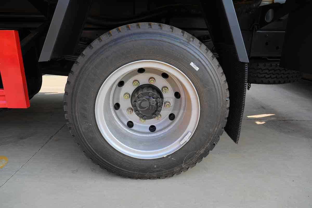 东风多利卡D7国六10.28方清洗吸污车轮胎