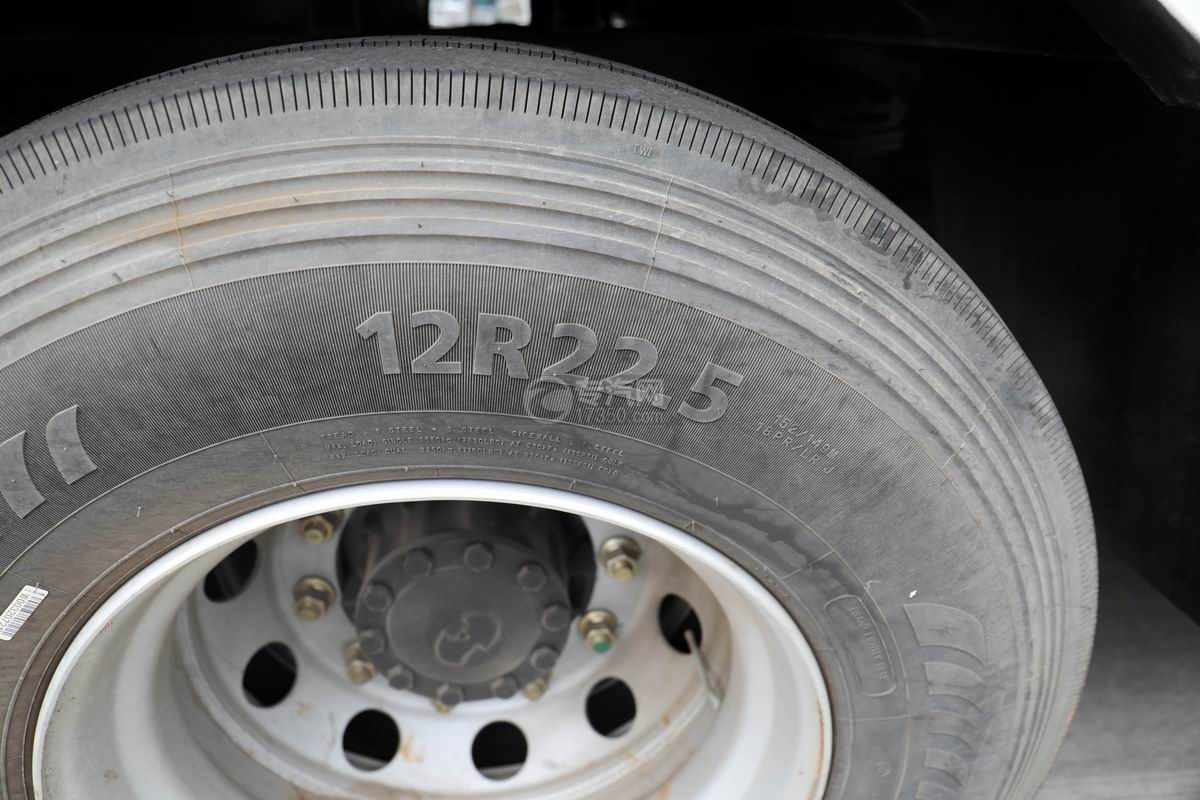 陜汽軒德X6小三軸國六平板清障車輪胎細節