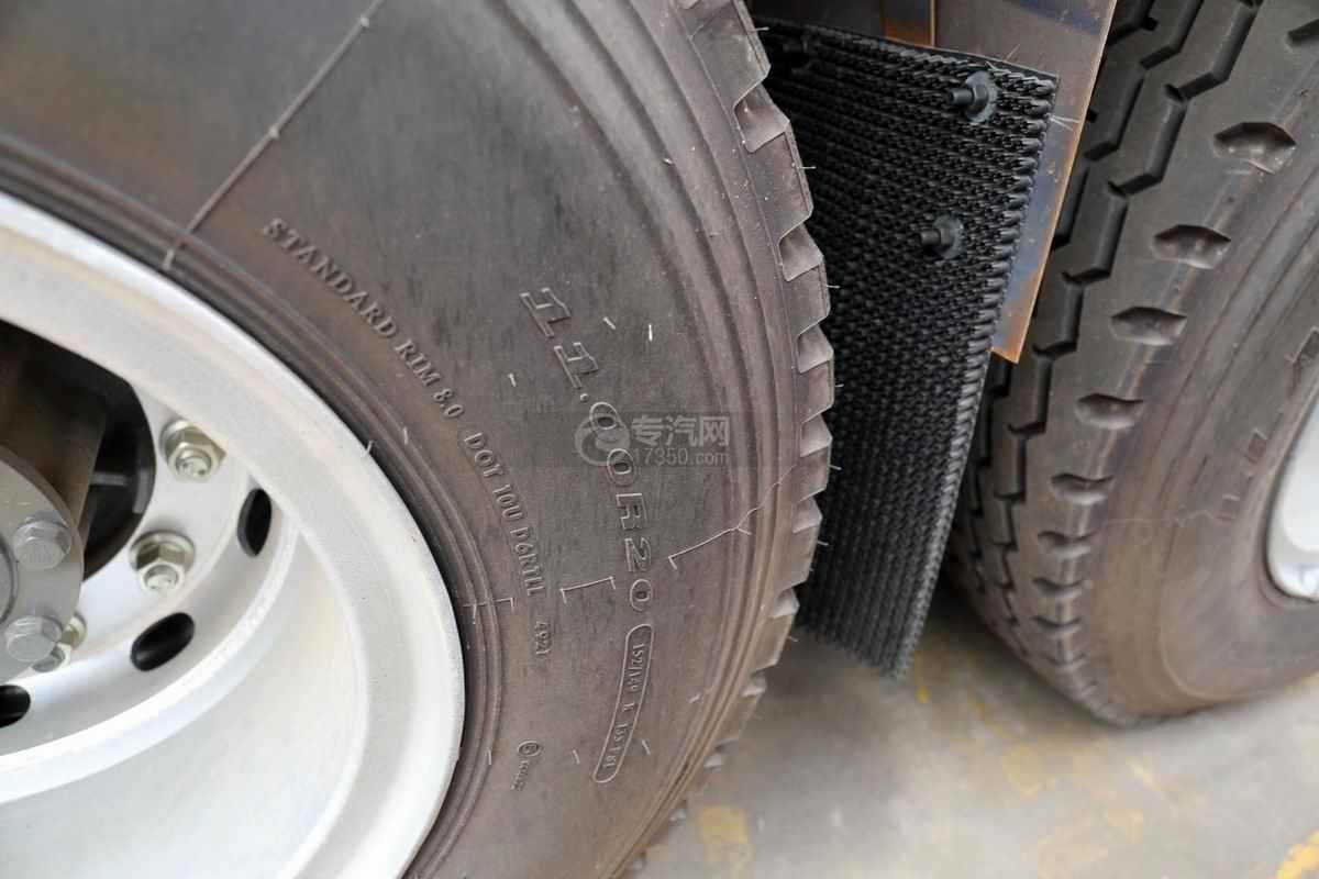 重汽豪沃TX后雙橋國六18.43方清洗吸污車輪胎細節