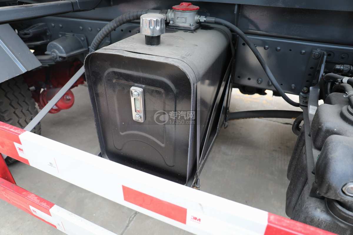 东风多利卡D9国六车厢可卸式垃圾车液压油箱