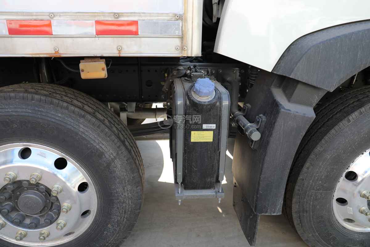 重汽豪沃TX前四后八国六9.6米易燃气体厢式运输车尿素罐