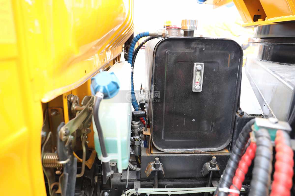 陕汽德龙K3000国六32米直臂式高空作业车液压油箱