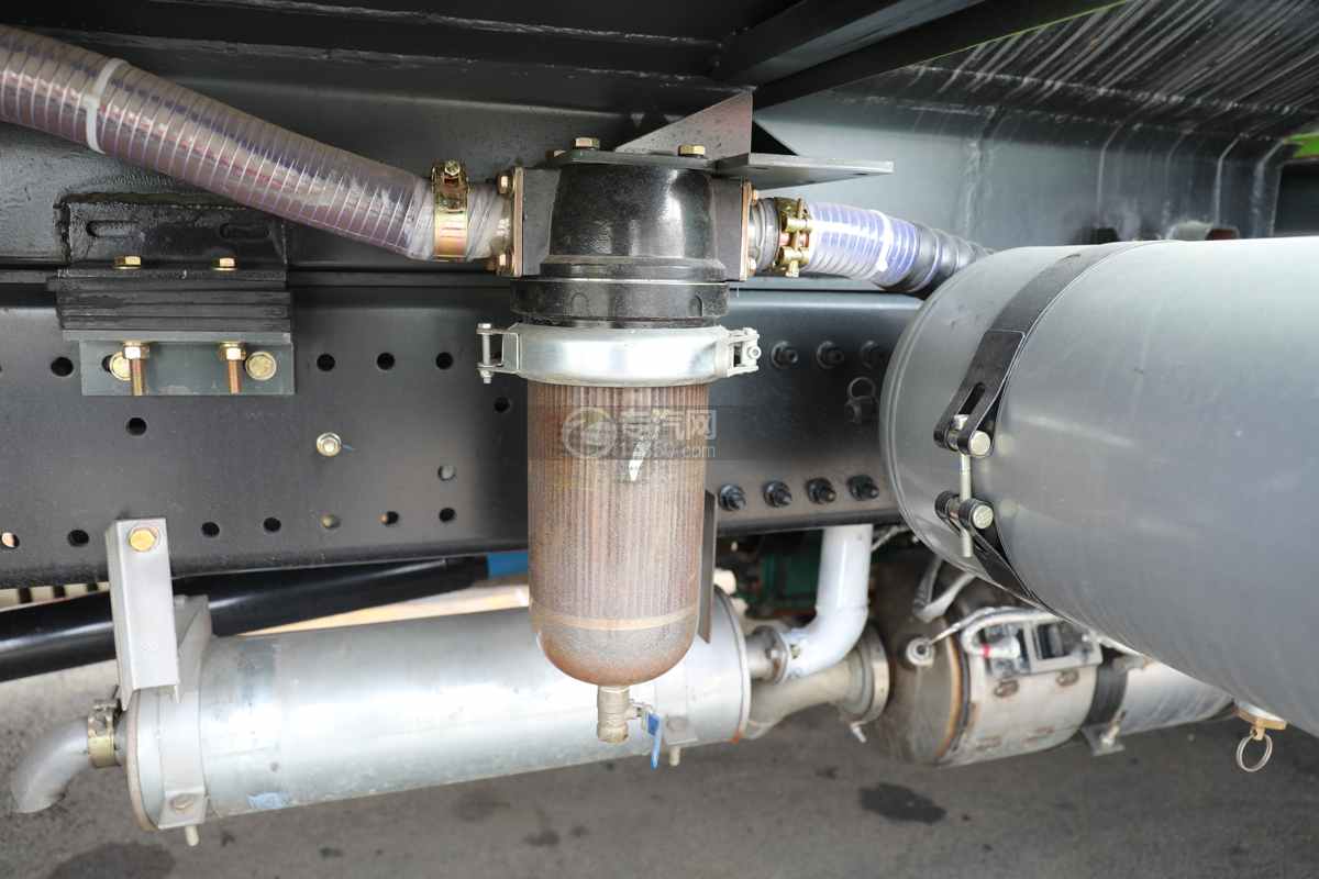 陕汽德龙L3000国六8.9方路面清洗车水气分离器