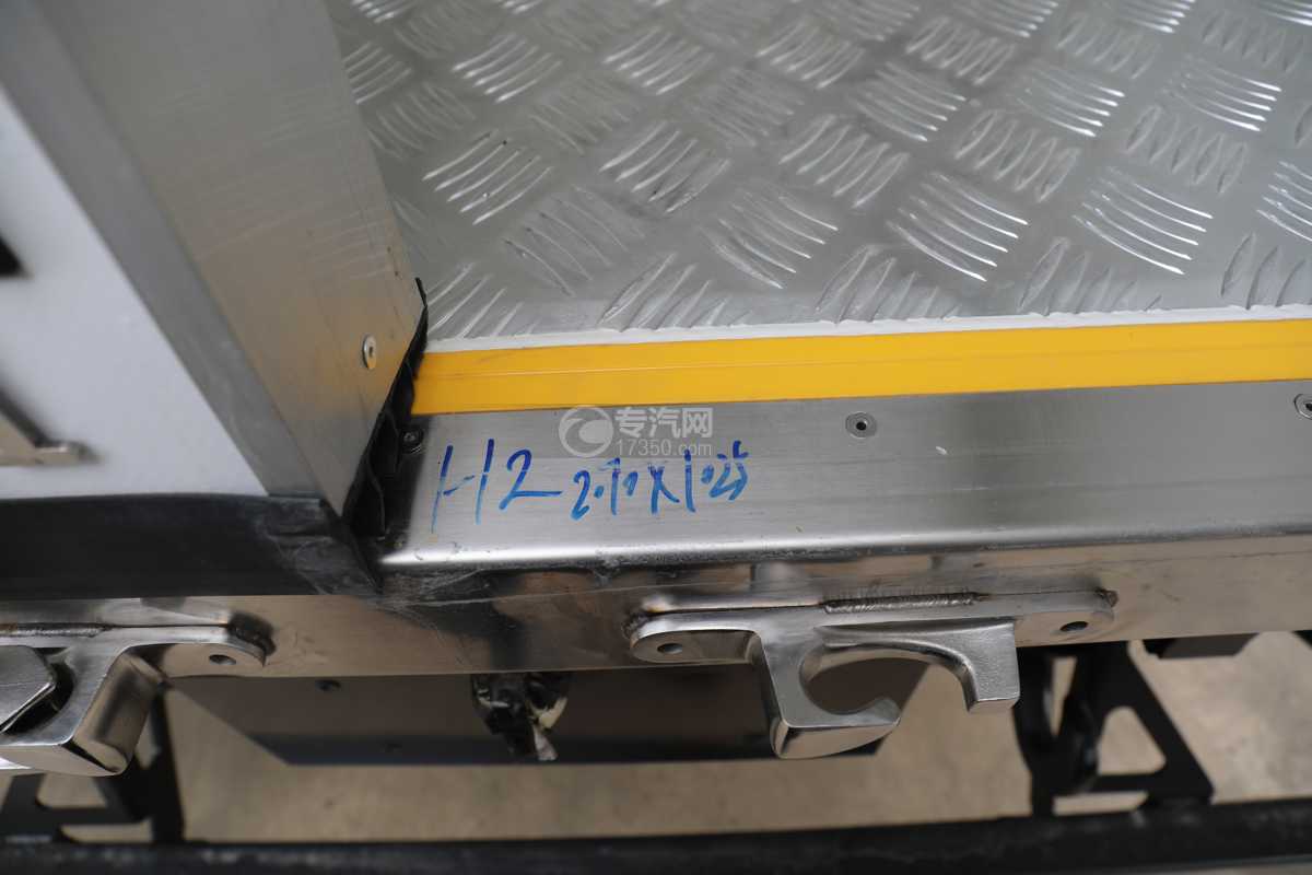 福田時代領航H2國六4米冷藏車花紋底板