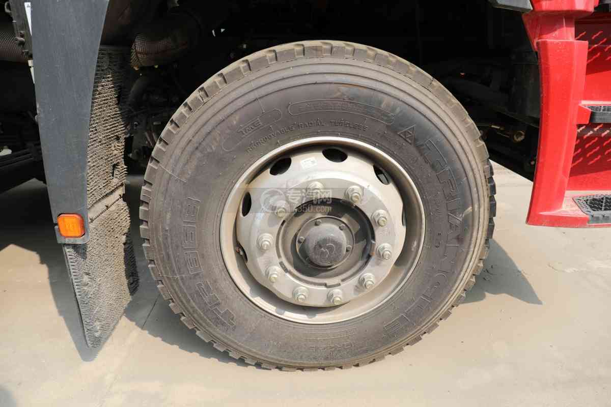 陕汽德龙M3000S前四后八国六9.4米冷藏车轮胎