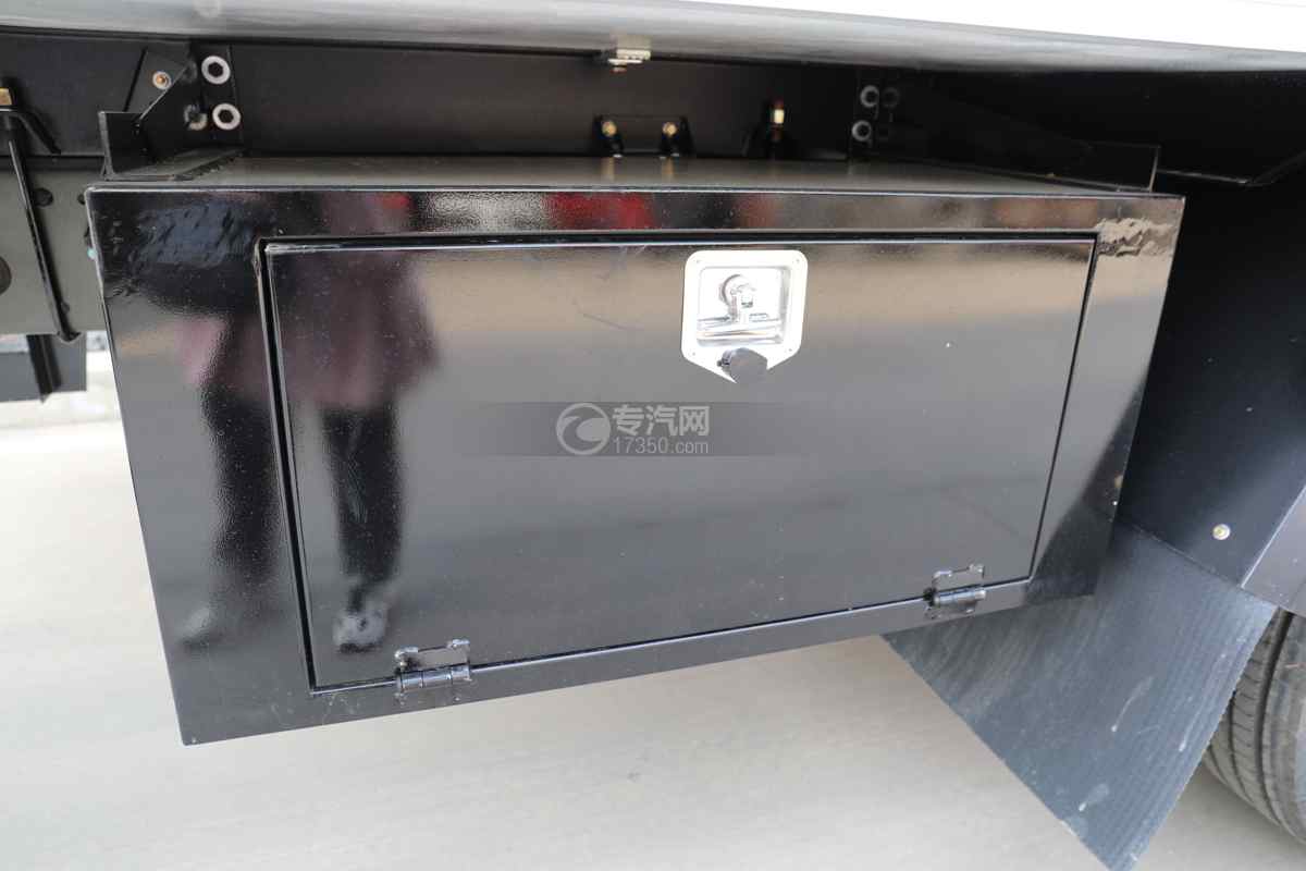 汕德卡G5S国六6.8米冷藏车工具箱