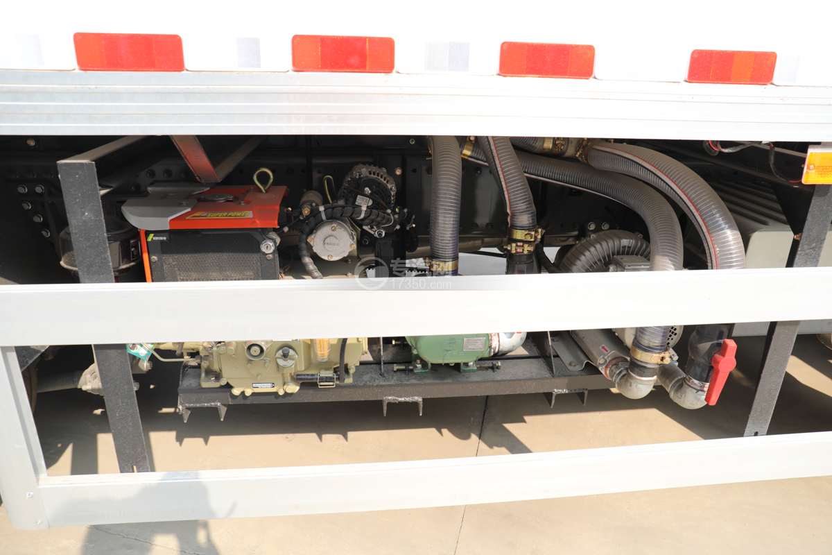 汕德卡G7小三轴国六7.8米鲜活水产品运输车冷藏机组外机