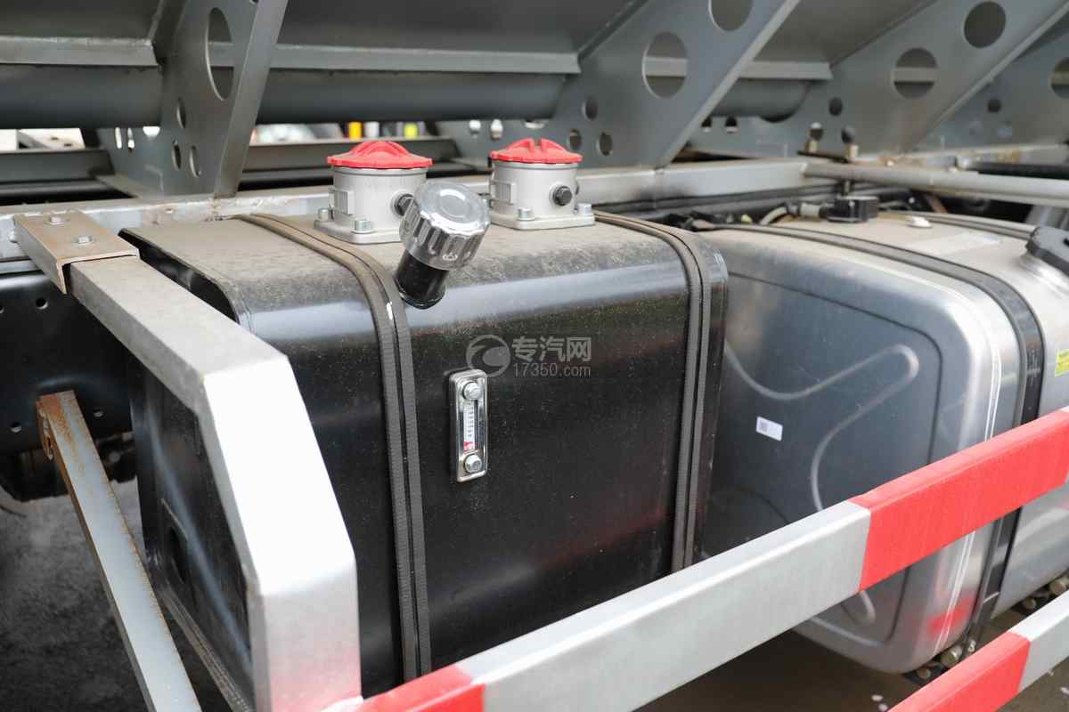 东风华神DV5小三轴散装饲料运输车液压油箱