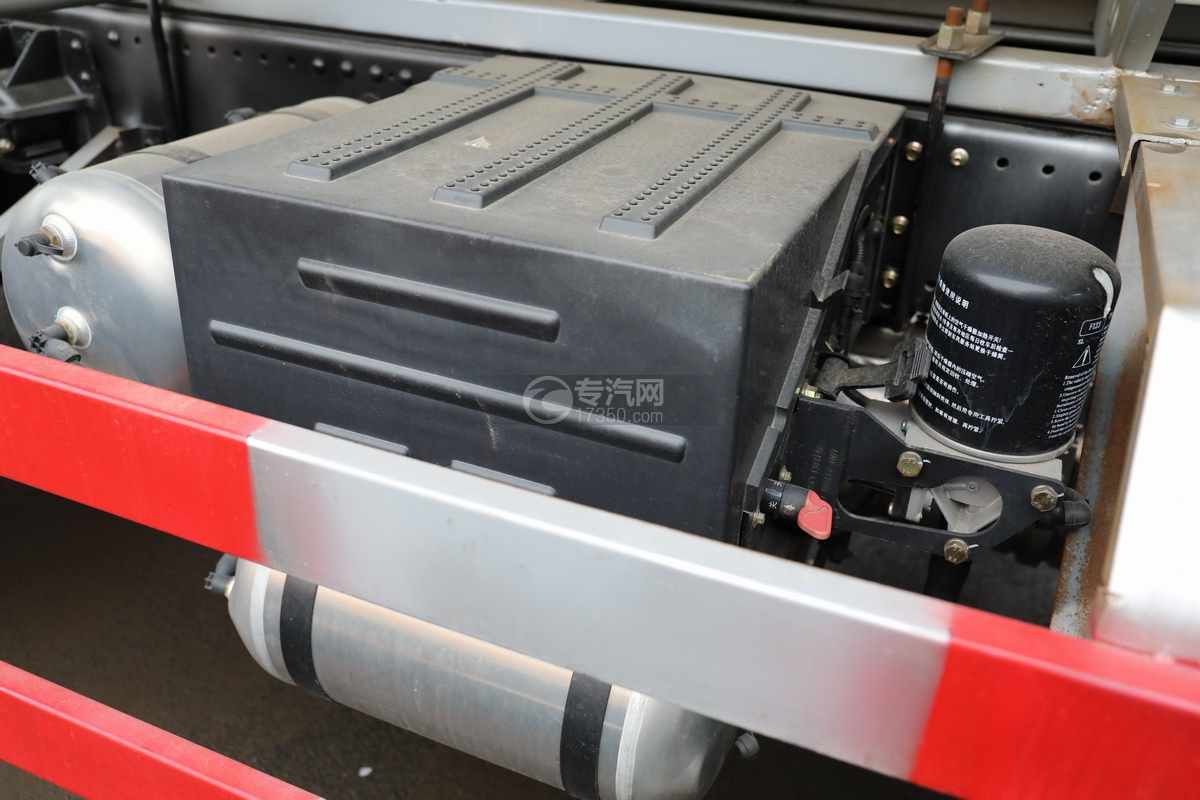 东风华神DV5小三轴散装饲料运输车蓄电池