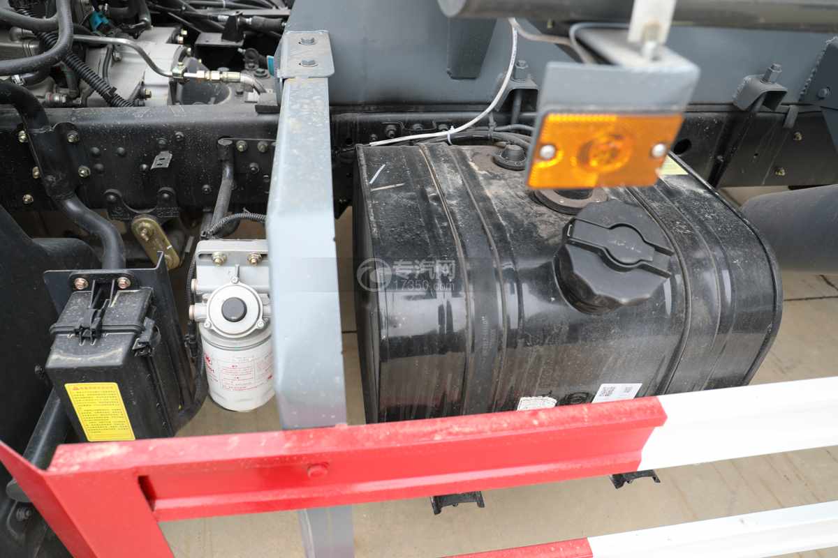东风福瑞卡F7国六6.7方腐蚀性物品罐式运输车油箱