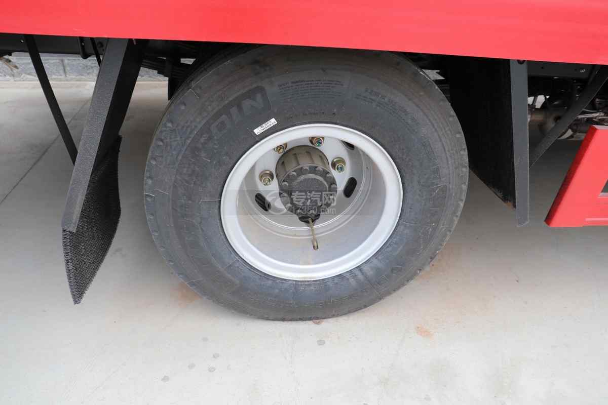 重汽豪曼单桥国六11.2吨平板运输车轮胎