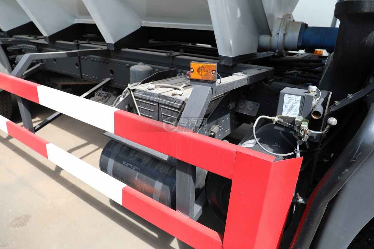 东风专用底盘D3V单桥国六散装饲料运输车蓄电池