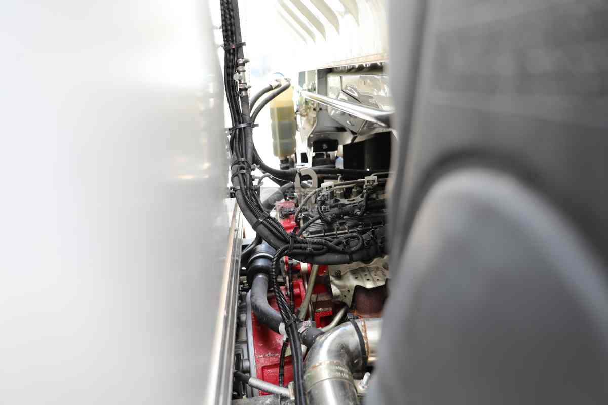重汽豪沃统帅国六4.05米冷藏车发动机