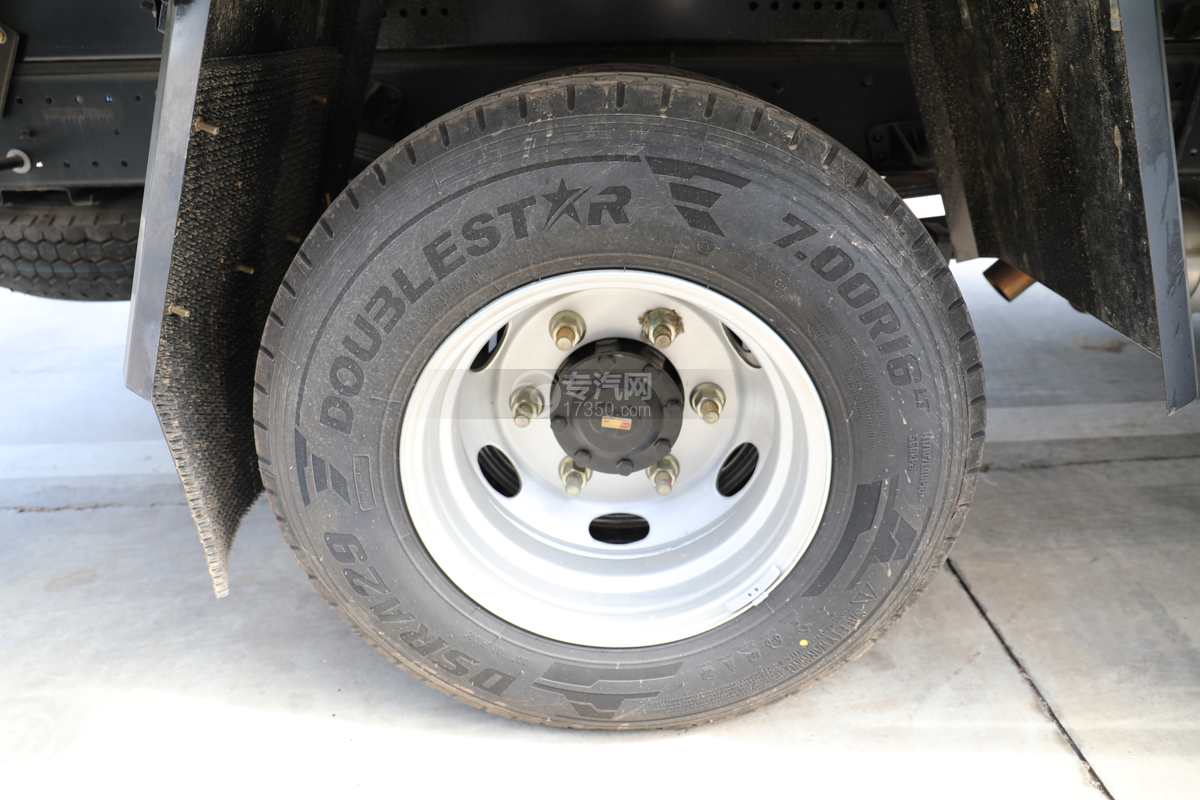 重汽豪沃统帅国六4.05米冷藏车轮胎