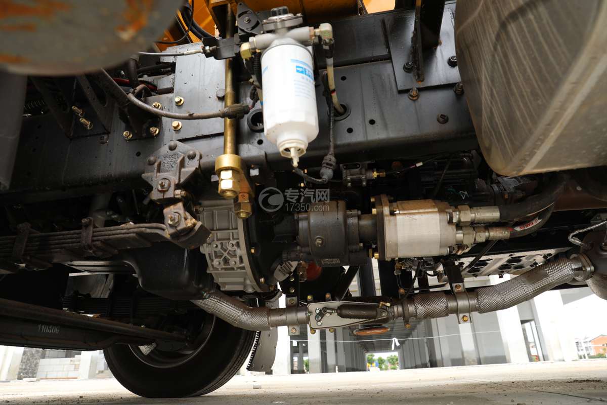 湖北大运G6一拖二带吊清障车（黄色）取力器+齿轮油泵