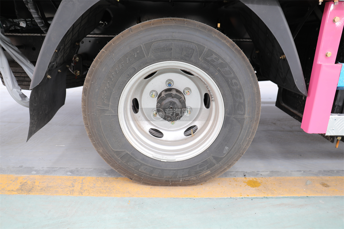 大运奥普力国六28米伸缩臂式高空作业车（粉色）轮胎