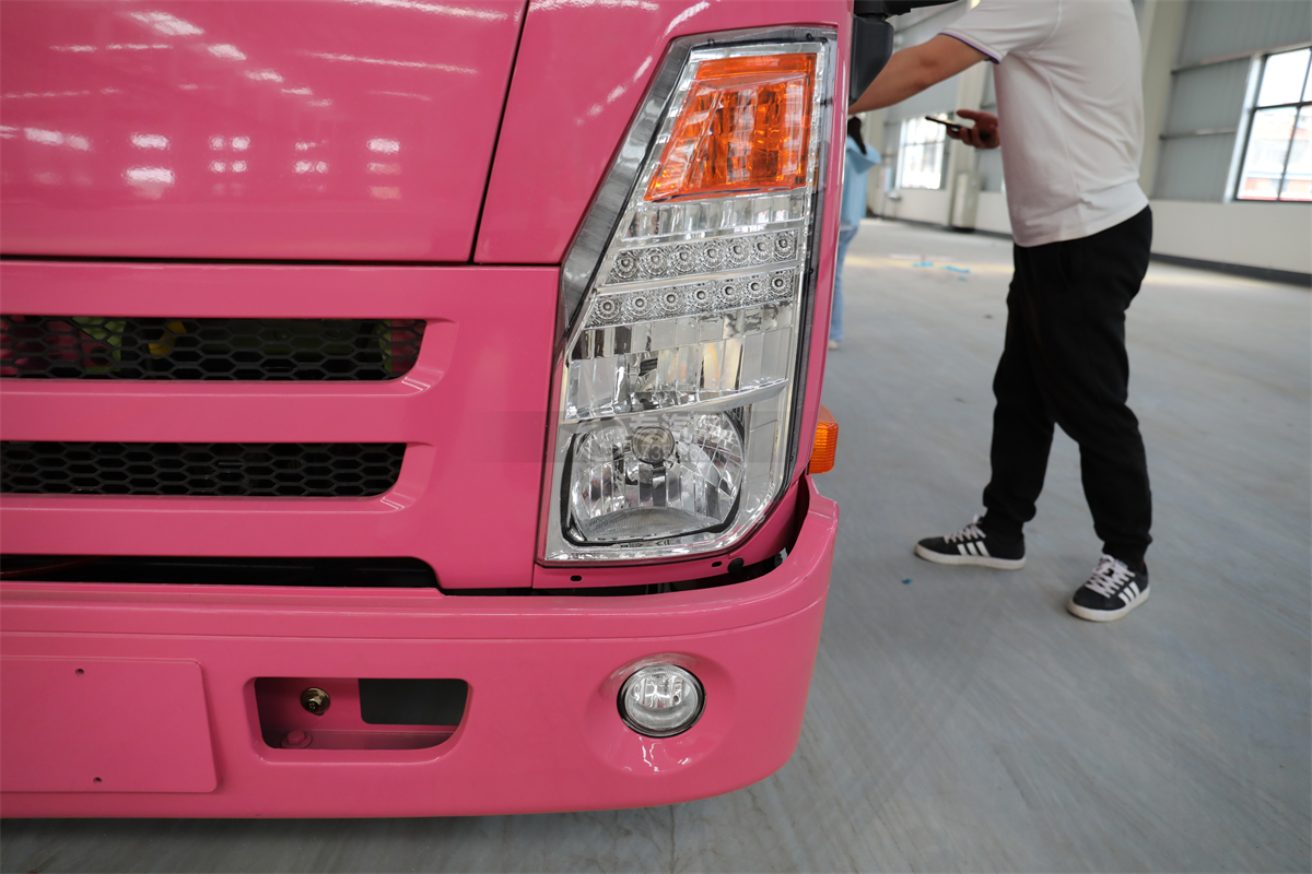 大运奥普力国六28米伸缩臂式高空作业车（粉色）左大灯