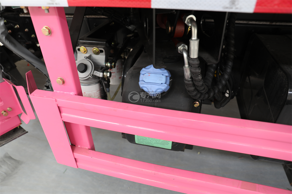 大运奥普力国六28米伸缩臂式高空作业车（粉色）尿素罐