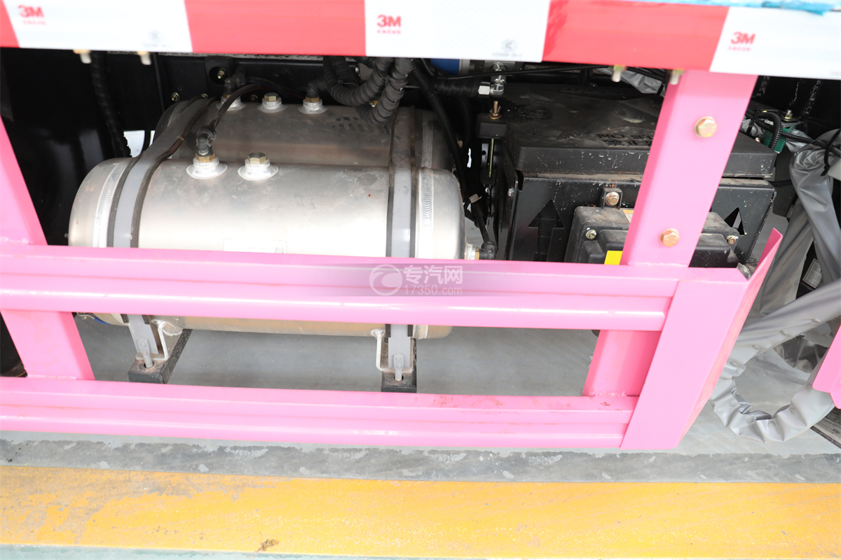 大运奥普力国六28米伸缩臂式高空作业车（粉色）储气罐
