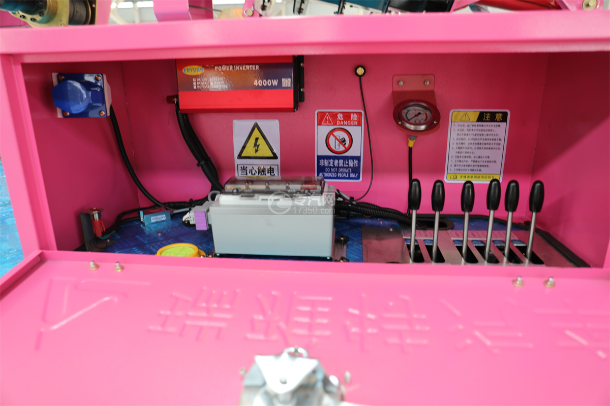 大运奥普力国六28米伸缩臂式高空作业车（粉色）下操作装置