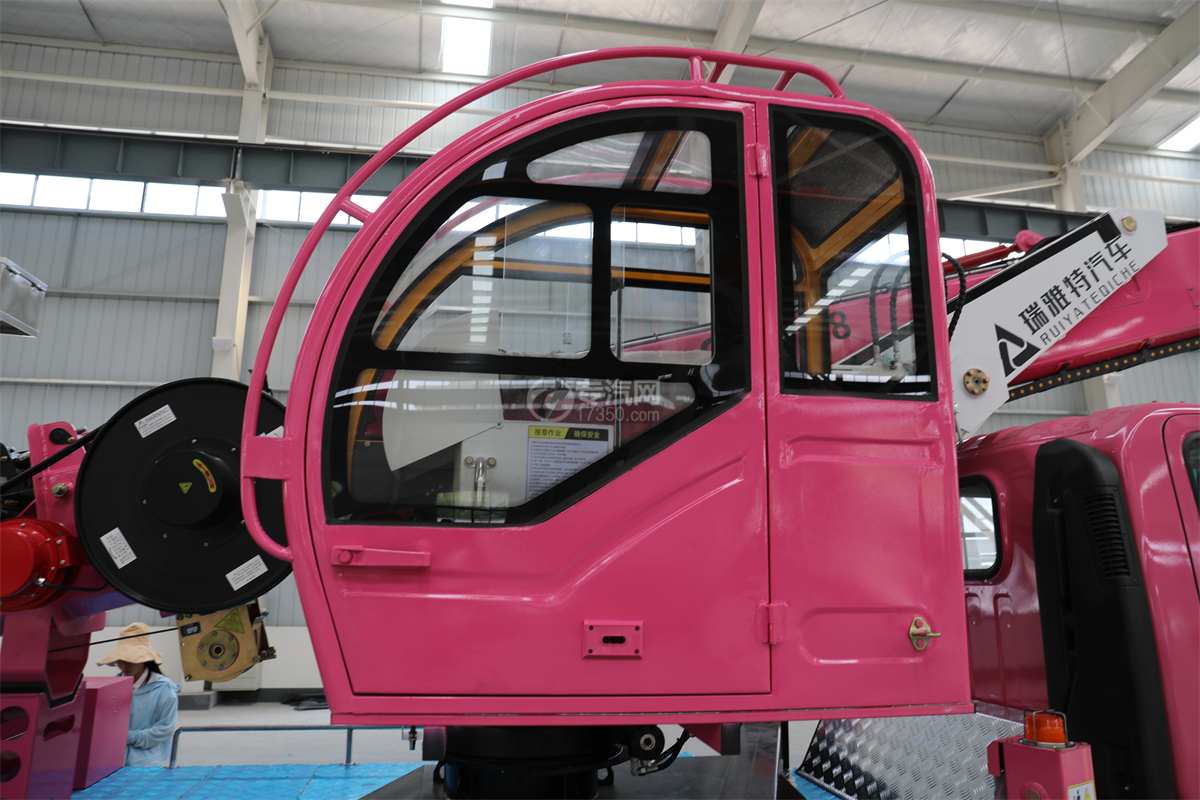 大运奥普力国六28米伸缩臂式高空作业车（粉色）转台操作室