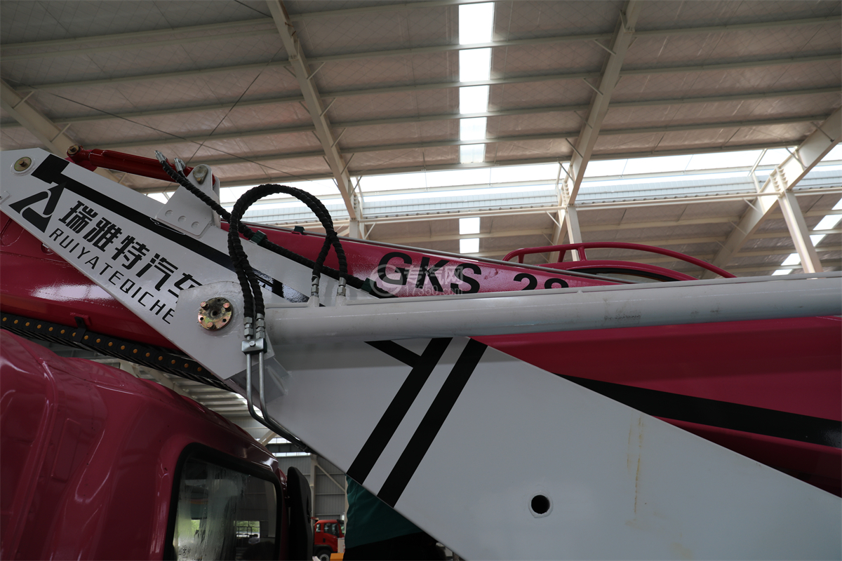 大运奥普力国六28米伸缩臂式高空作业车（粉色）油缸