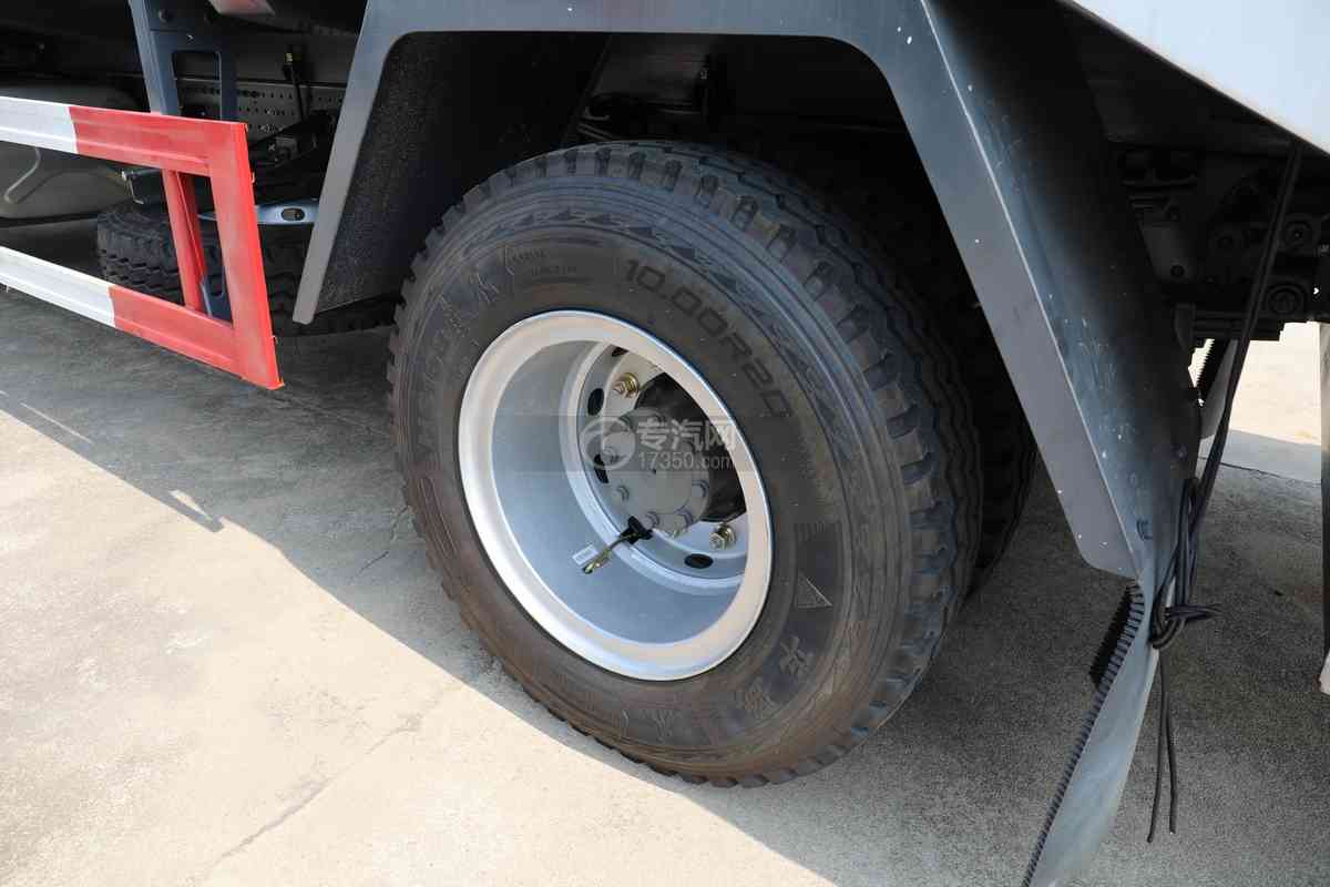 中国重汽成都豪沃国六压缩式垃圾车轮胎